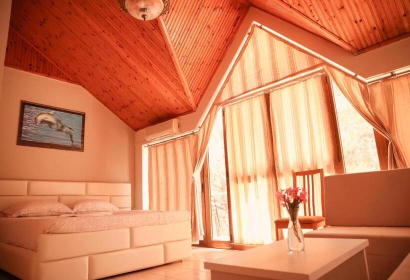 발코니가 있는 4인용 스탠다드 룸, Velipoja Grand Europa Resort, Affiliated By Melia