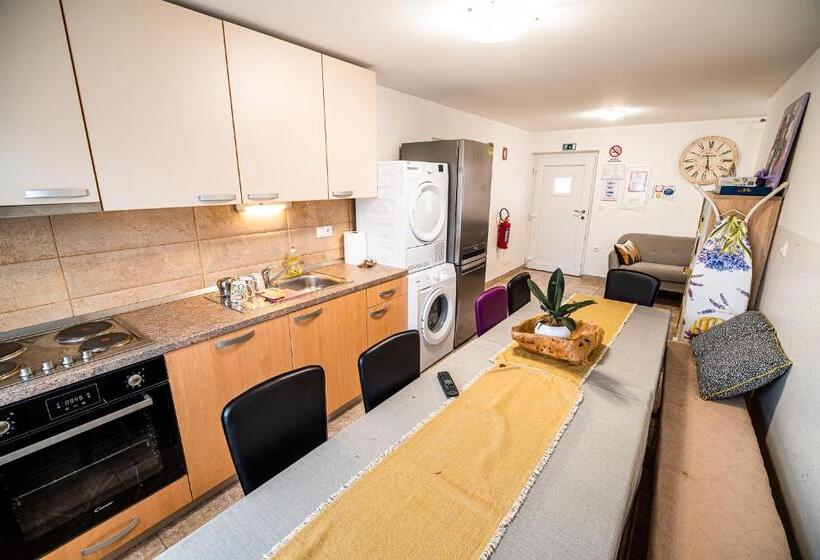 اتاق استاندارد چهارنفره با سرویس بهداشتی مشترک, Rooms At Trimček