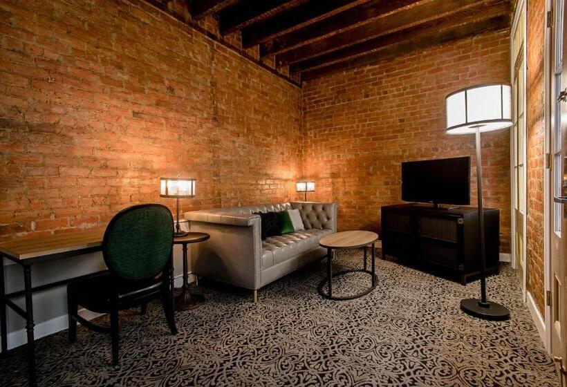 סוויטה דלוקס, Holiday Inn Hotel French Quarter Chateau Lemoyne, An Ihg