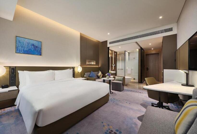 带大床的标准间, Crowne Plaza Wuhan Development Zone, An Ihg