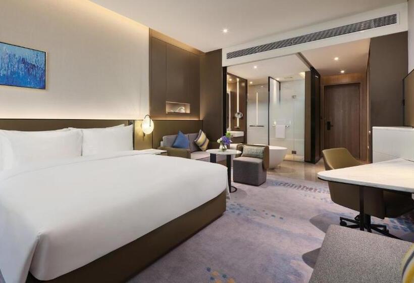 带大床的标准间, Crowne Plaza Wuhan Development Zone, An Ihg