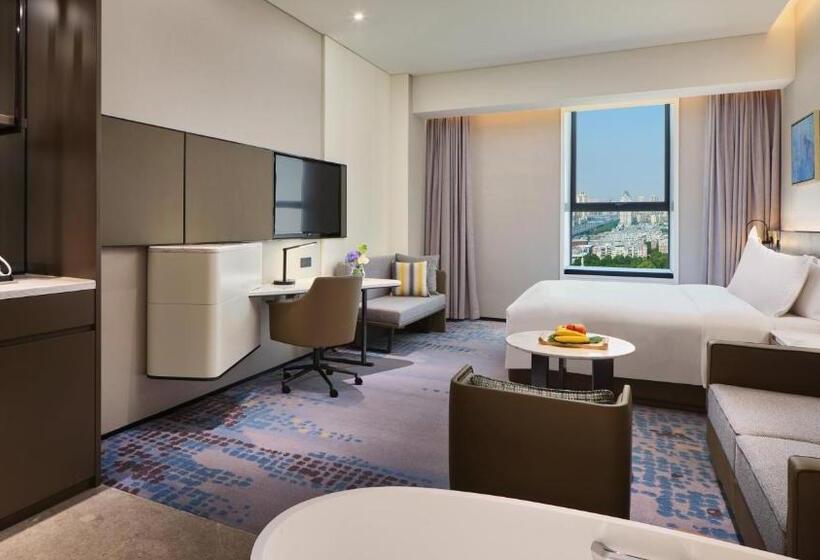 高级客房, Crowne Plaza Wuhan Development Zone, An Ihg