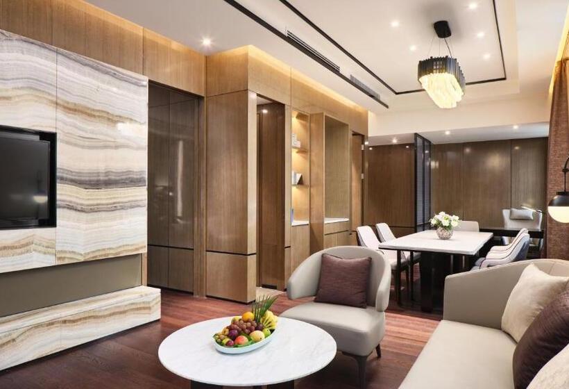 带双人大床的行政管理套房, Crowne Plaza Wuhan Development Zone, An Ihg