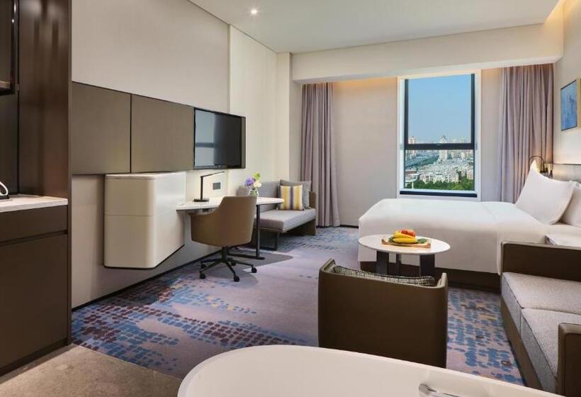 高级客房, Crowne Plaza Wuhan Development Zone, An Ihg