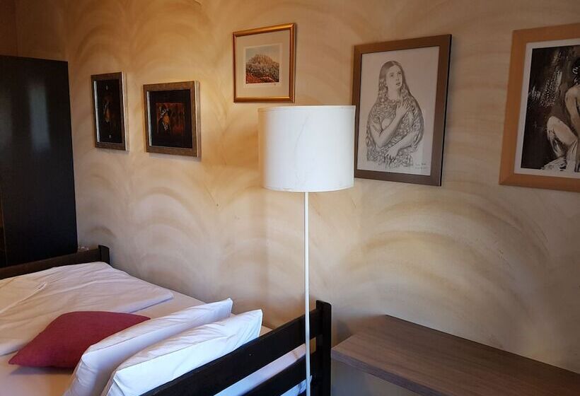اتاق استاندارد با سرویس بهداشتی مشترک, Hostel Morcic Ri