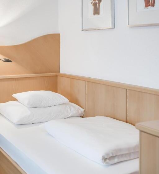 اتاق استاندارد سه تخته با بالکن, Bed & Breakfast Fender