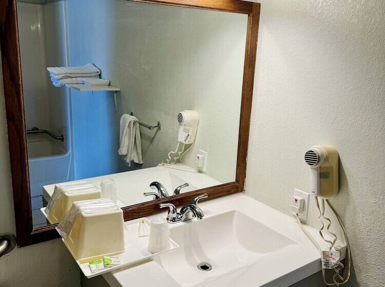带2个双人床的标准工作室, Knights Inn Bridgeport Frankenmuth