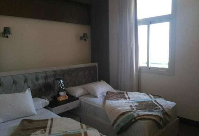 اتاق لوکس با چشم‌انداز استخر, Horizon Loaloat El Nile