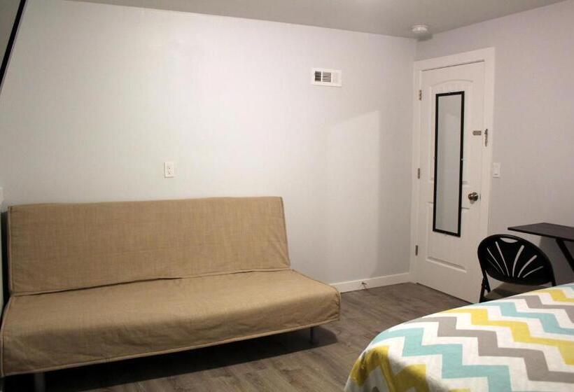 Standard Quadruple Room, Rainier Guesthouse