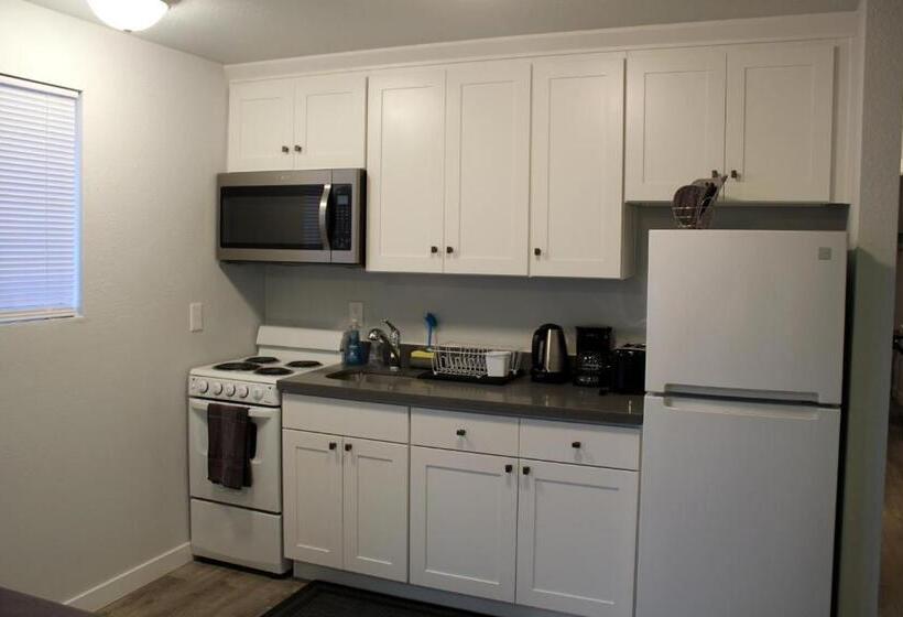 Standard Quadruple Room, Rainier Guesthouse