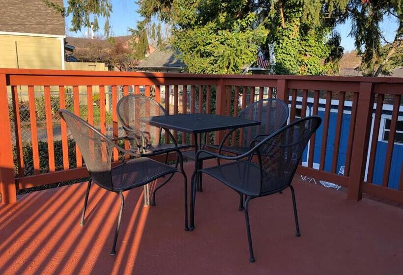 3 Bedroom Suite, Rainier Guesthouse