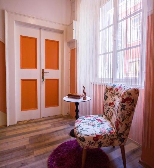 اتاق استاندارد سه نفره, Phiros B&b