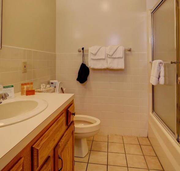 اتاق استاندارد با تخت دو نفره بزرگ, Waves Oceanfront Resort