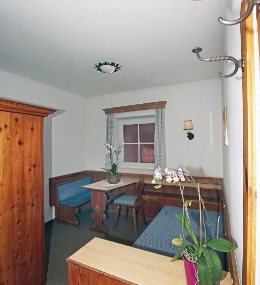 Standard Triple Room with Terrace, Gasthof Zacherlbräu