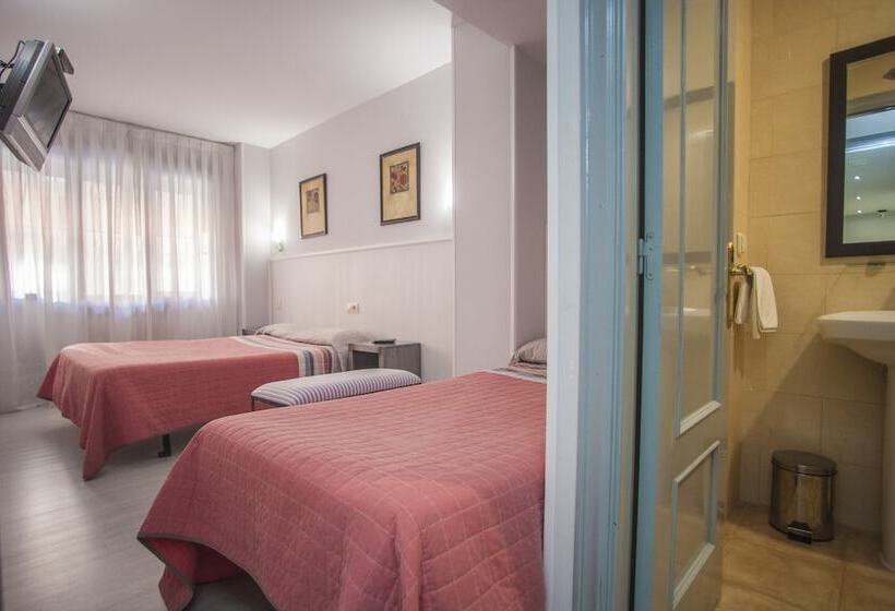 اتاق استاندارد سه نفره, Hostal Santa Barbara