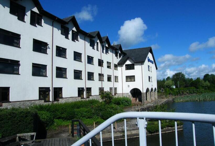 Superior room with lake view, Copthorne Hotel Cardiff Caerdydd