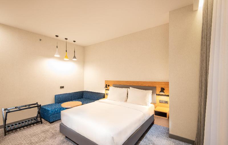 스위트 킹사이즈 침대, Holiday Inn Yerevan   Republic Square, An Ihg