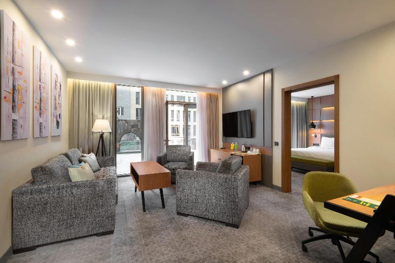 스위트 킹사이즈 침대, Holiday Inn Yerevan   Republic Square, An Ihg