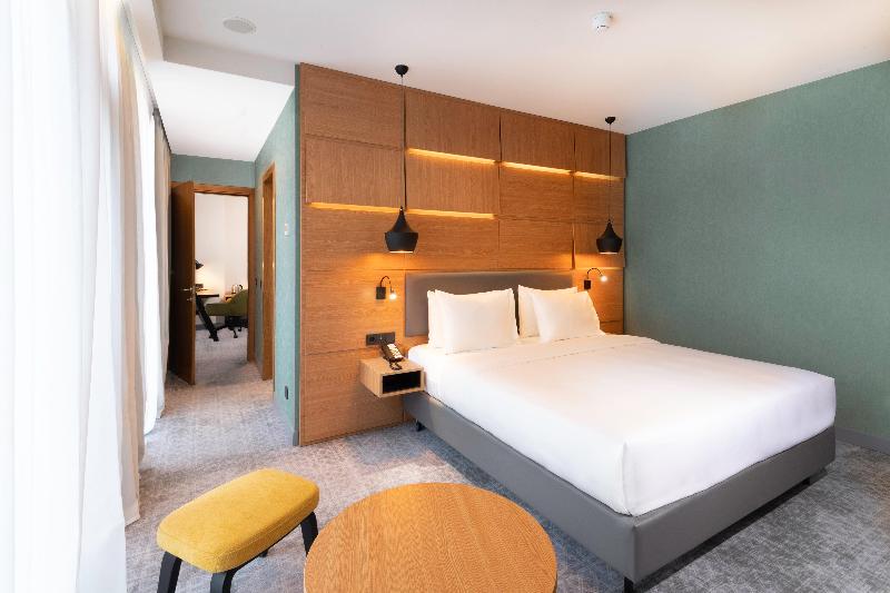 스위트 킹사이즈 침대, Holiday Inn Yerevan   Republic Square, An Ihg
