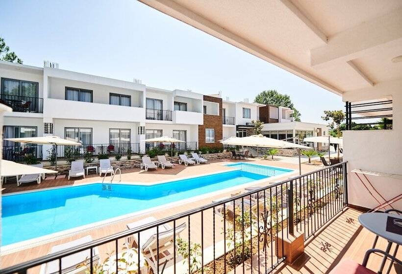 Standard Triple Room Pool View, Halibas