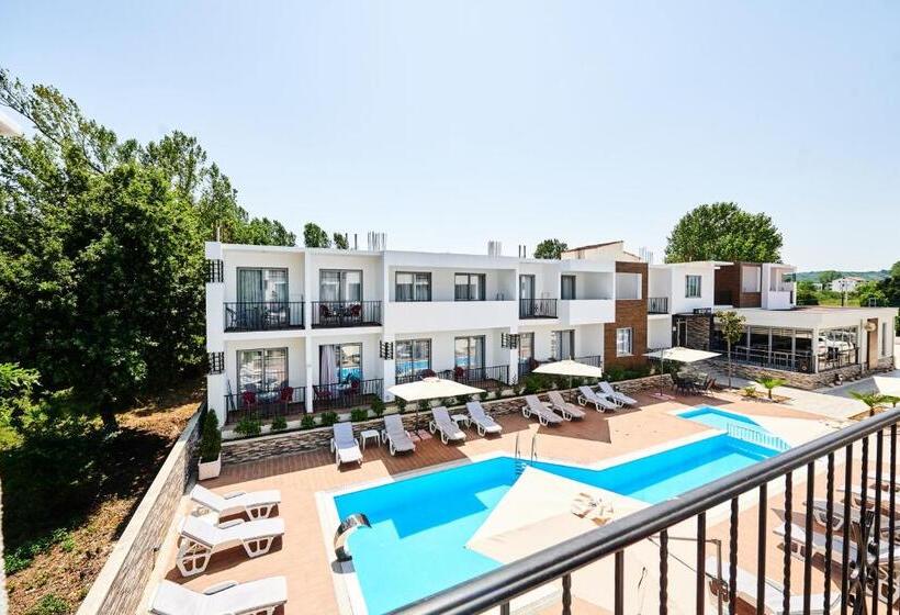 Standard Triple Room Pool View, Halibas