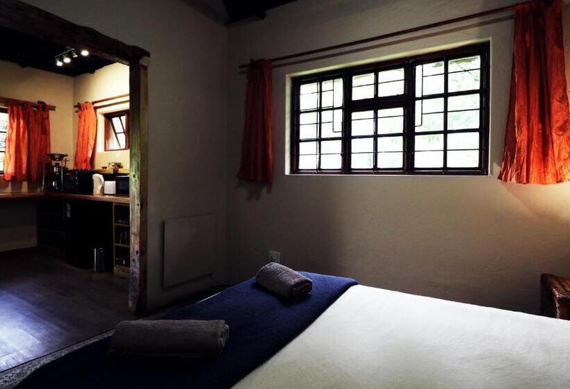 스탠다드 스튜디오 (전망), Away With The Fairies Nature Lodge And Backpackers