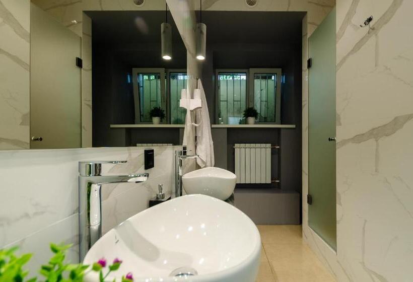 اتاق استاندارد با سرویس بهداشتی مشترک, Underground Hostel