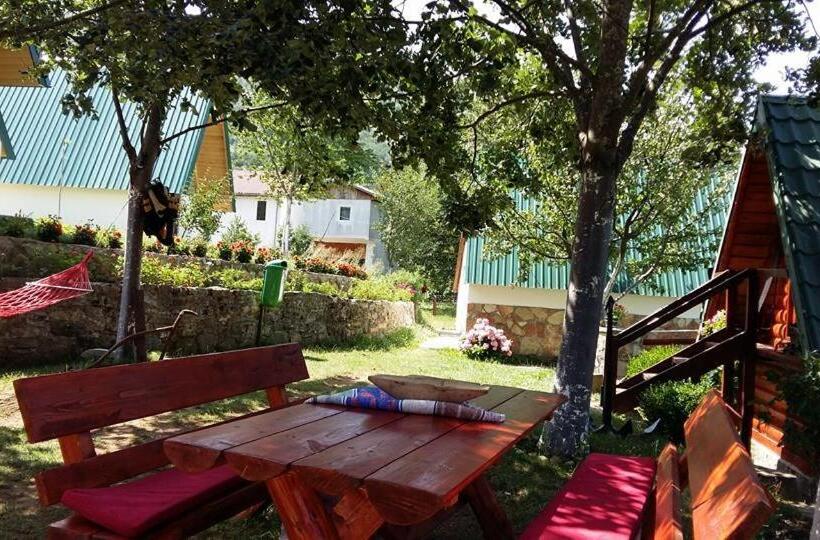 بانگلوی استاندارد, B&b Konak