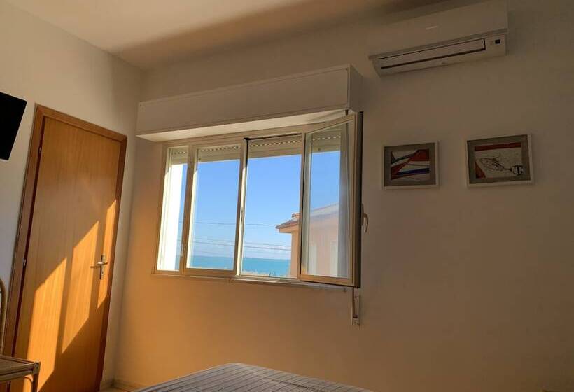 Triple Room Sea View, Il Triangolo