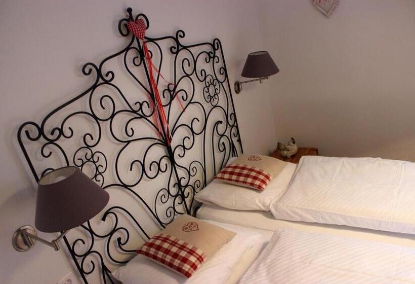Номер Комфорт, A La Maison Rouge Hôtel & Restaurant