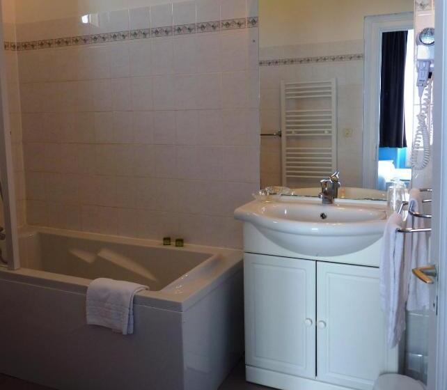 Четырехместный Номер Стандарт, Logis Hôtel Le Cygne