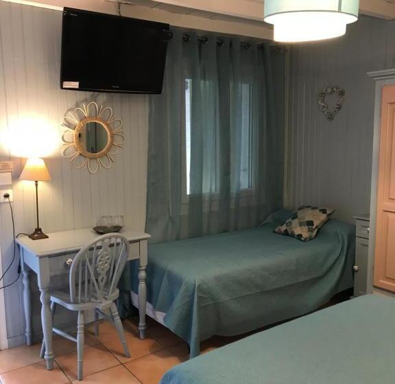 Номер Стандарт Трехместный, Logis Hotel Restaurant Hostellerie De La Tour