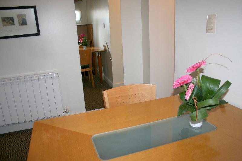 غرفة إدارية ثلاثية, Urbana Suites