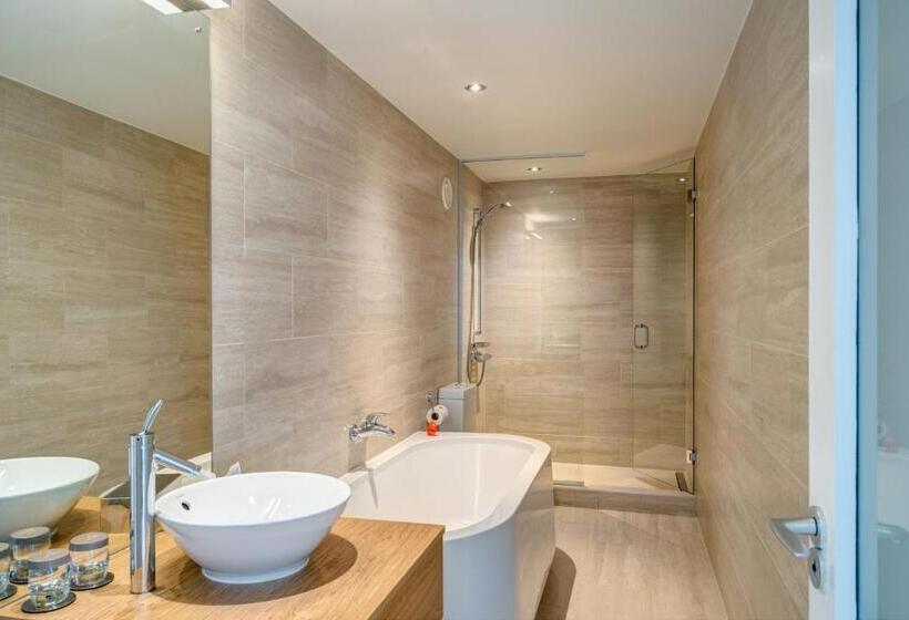 Полулюкс, Apex City Quay Hotel & Spa