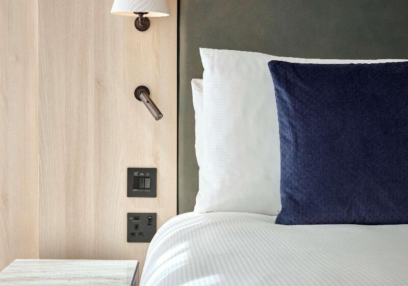 Люкс Кровать Кинг, The Westminster London, Curio Collection By Hilton
