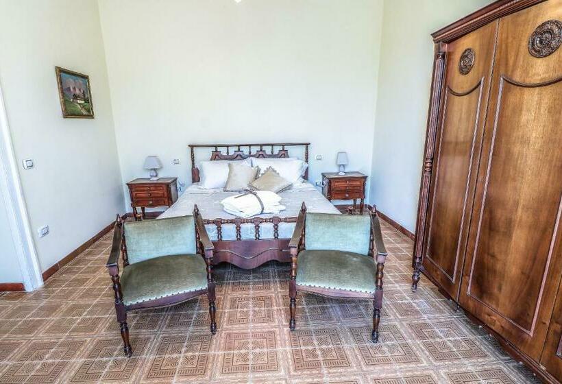 اتاق خانوادگی با چشم‌انداز دریا, Scognamiglio Suites