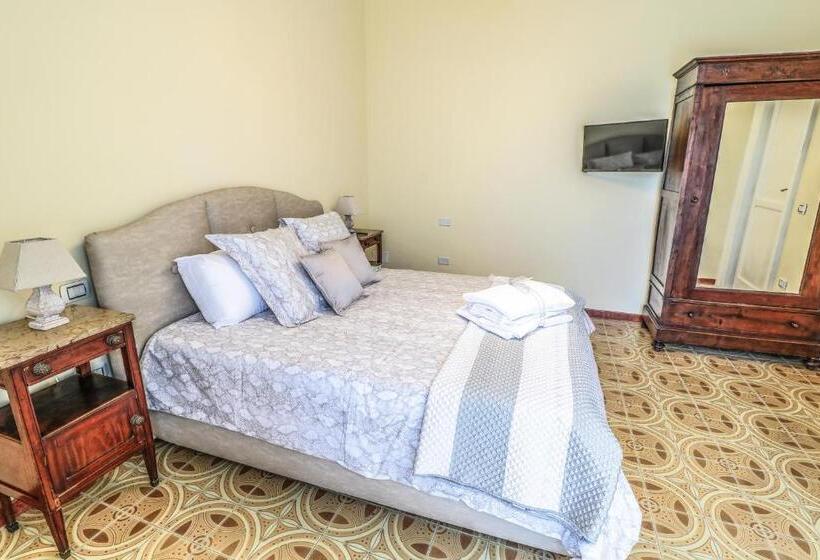 اتاق خانوادگی با چشم‌انداز دریا, Scognamiglio Suites