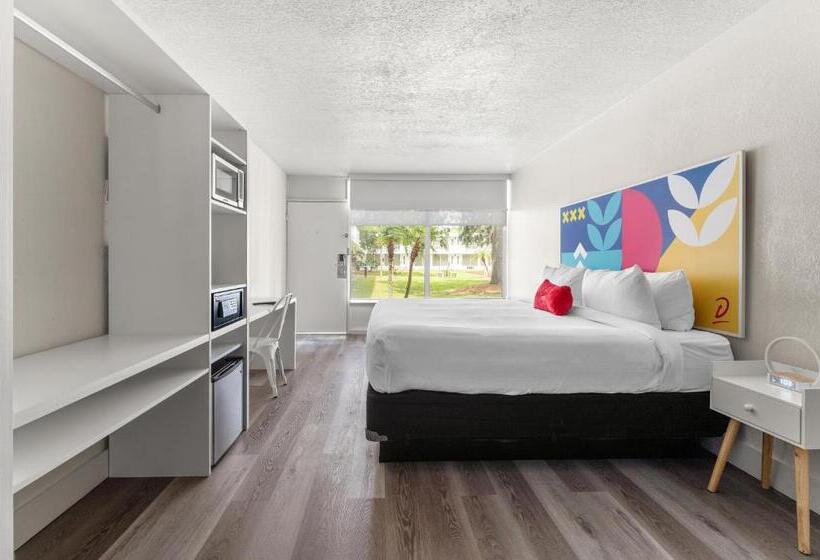 חדר סטנדרט עם מיטת קינג, Developer Inn Maingate, A Baymont By Wyndham