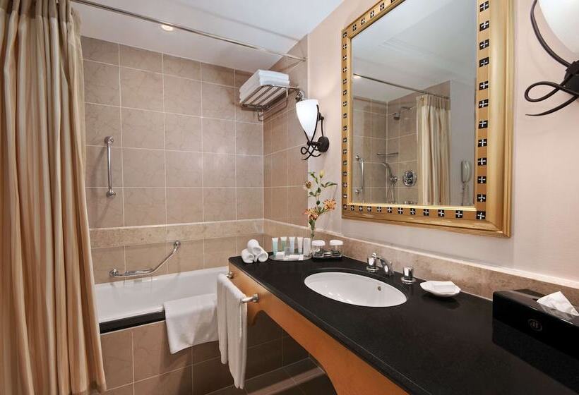 اتاق لوکس با بالکن و چشم‌انداز دریا, Hilton Salalah Resort