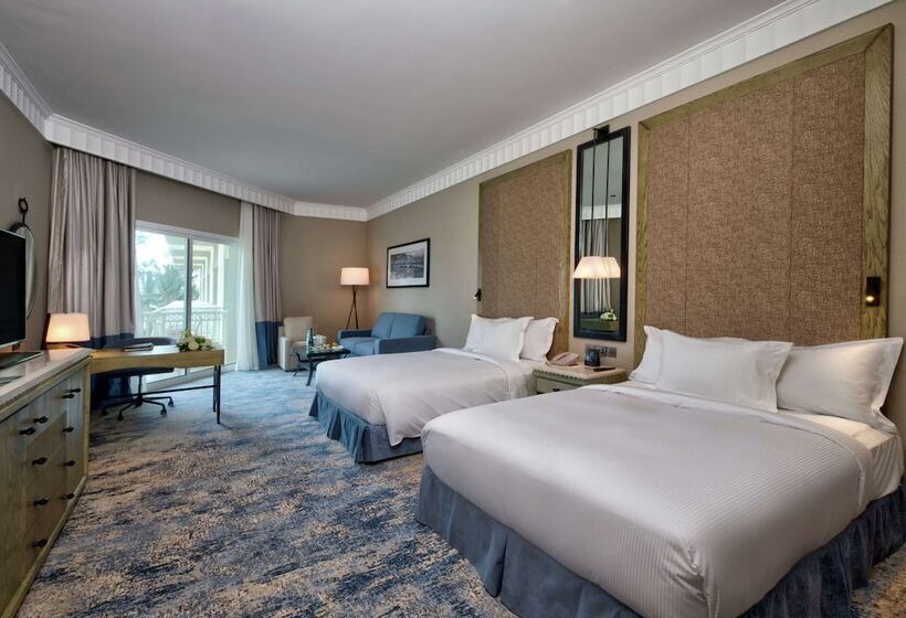 اتاق سوپریور با چشم‌انداز دریا و بالکن, Hilton Salalah Resort