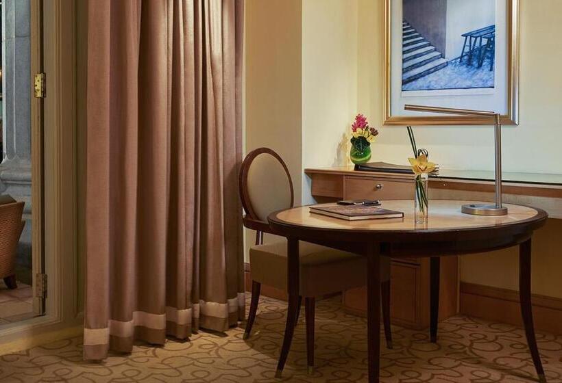 اتاق کلاب, The Fullerton Hotel Singapore