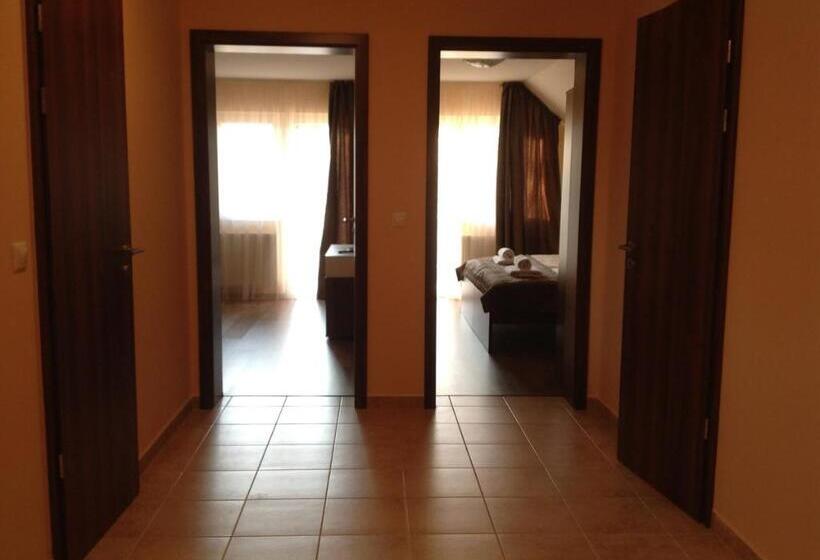 اتاق پریمیوم چهارنفره, Attila Apartmanház