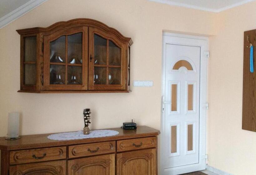 سوییت خانوادگی, Attila Apartmanház