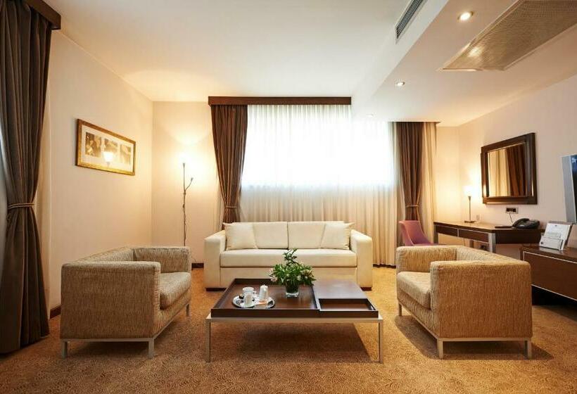 سوییت جونیور, In Hotel Beograd