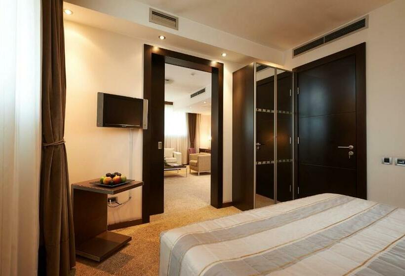 سوییت جونیور, In Hotel Beograd