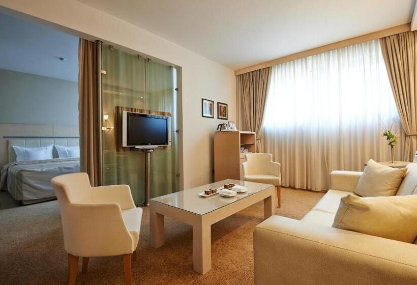 سوییت سوپریور, In Hotel Beograd