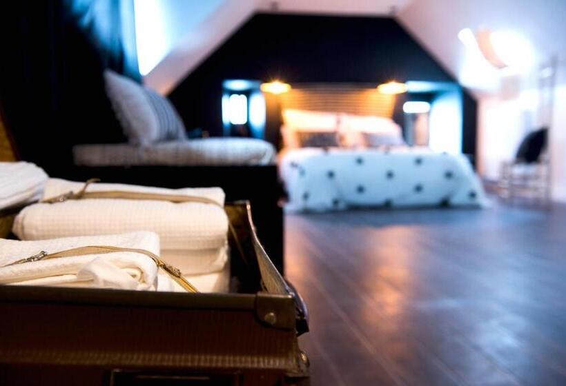 Семейный Номер, La Petite Valise