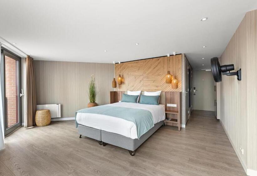 Полулюкс с Балконом, Suites Boulevard 17