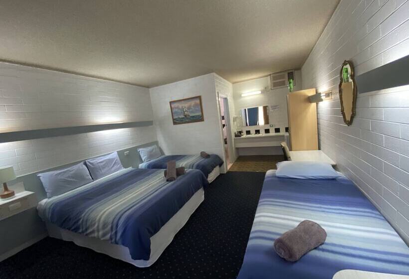 غرفة عائلية, Capri Motel