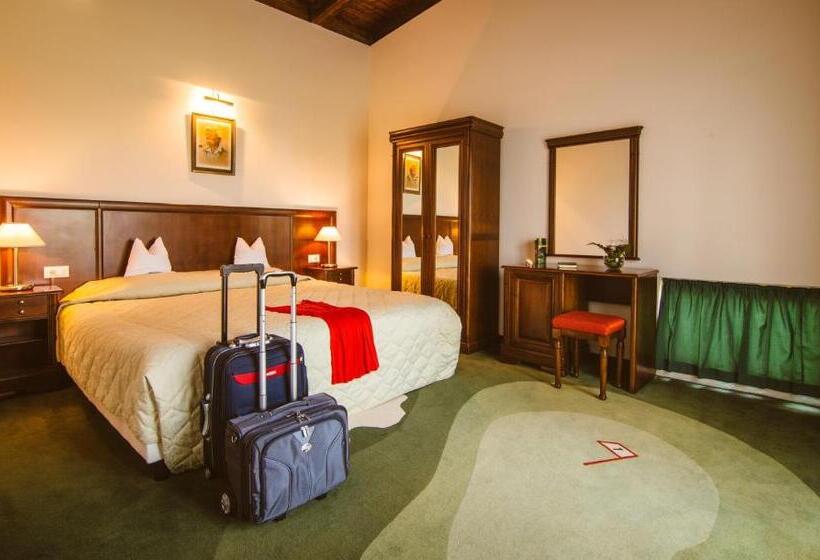 스위트, Golf Hotel Pianu